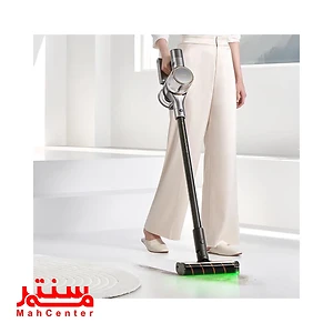 خانمی در حال جارو با جارو شارژی شیائومی مدل Dreame V16s